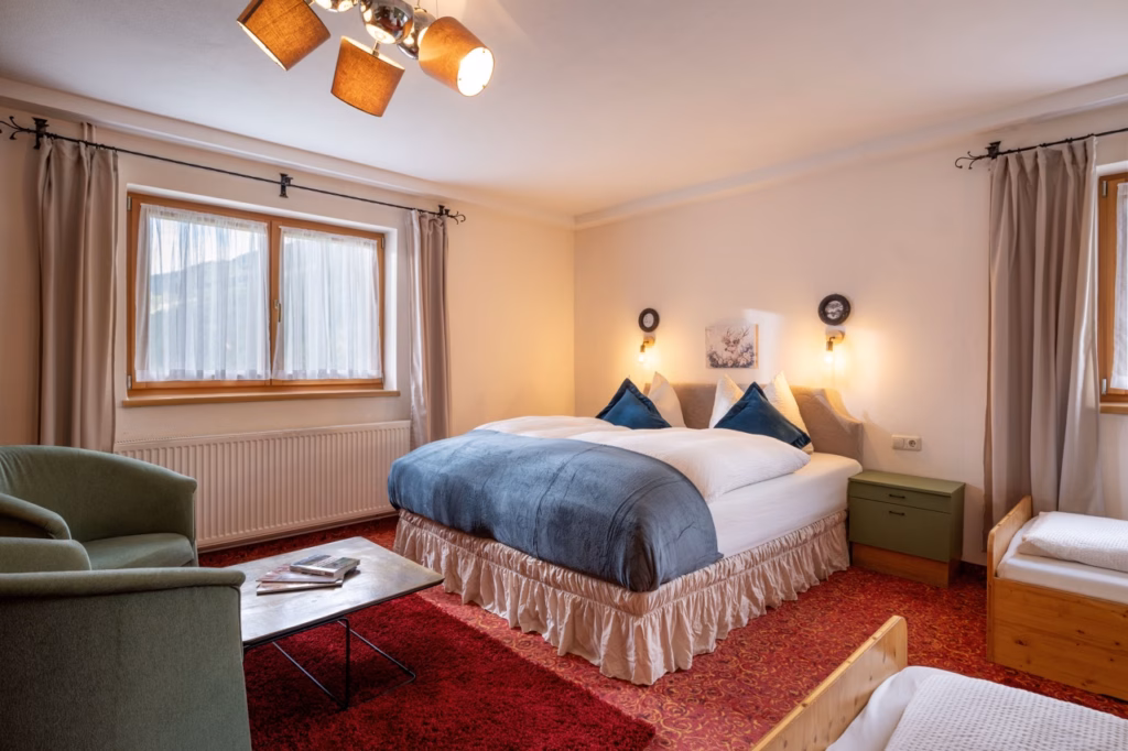 Groß (Emmas_Almchalet_Hochkrimml_39_Koenigsleiten_Dabernig_Appartement_EG_Schlafzimmer)