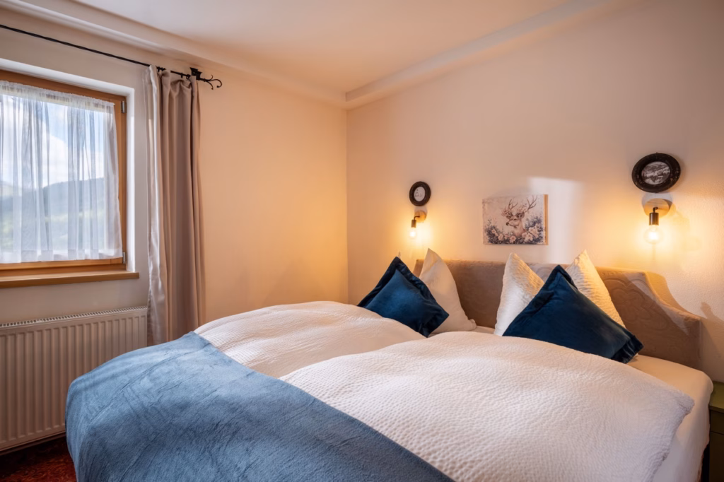 Groß (Emmas_Almchalet_Hochkrimml_39_Koenigsleiten_Dabernig_Appartement_EG_Schlafzimmer_1)