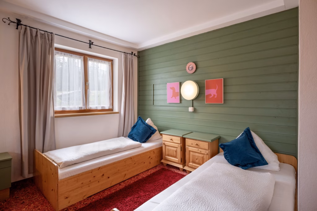 Groß (Emmas_Almchalet_Hochkrimml_39_Koenigsleiten_Dabernig_Appartement_EG_Schlafzimmer_3)