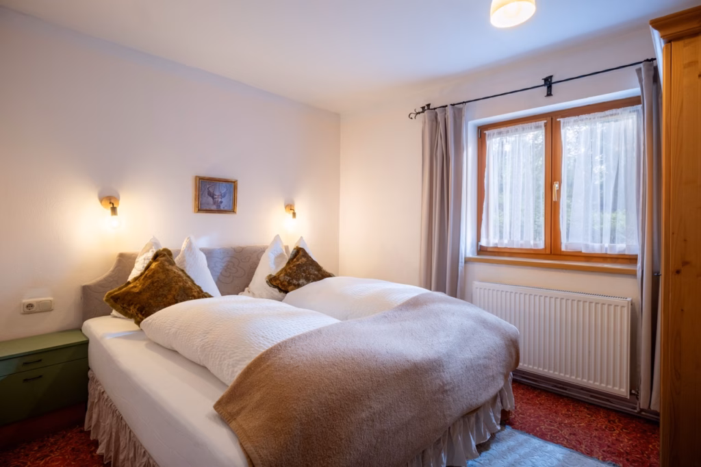 Groß (Emmas_Almchalet_Hochkrimml_39_Koenigsleiten_Dabernig_Appartement_EG_Schlafzimmer_6)