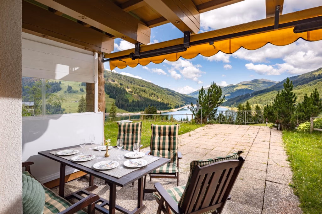 Groß (Emmas_Almchalet_Hochkrimml_39_Koenigsleiten_Dabernig_Appartement_EG_Terrasse)