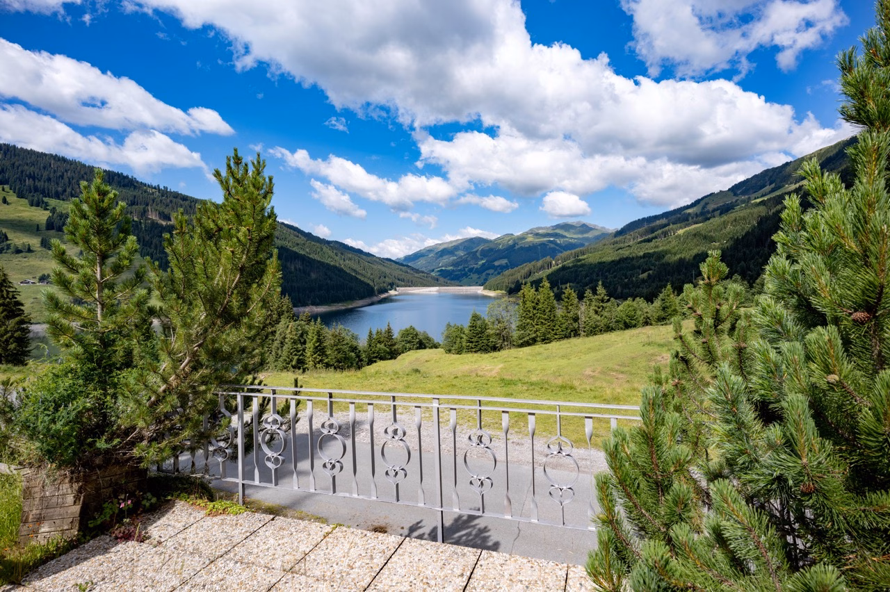 Groß (Emmas_Almchalet_Hochkrimml_39_Koenigsleiten_Dabernig_Appartement_EG_Terrasse_Aussicht)