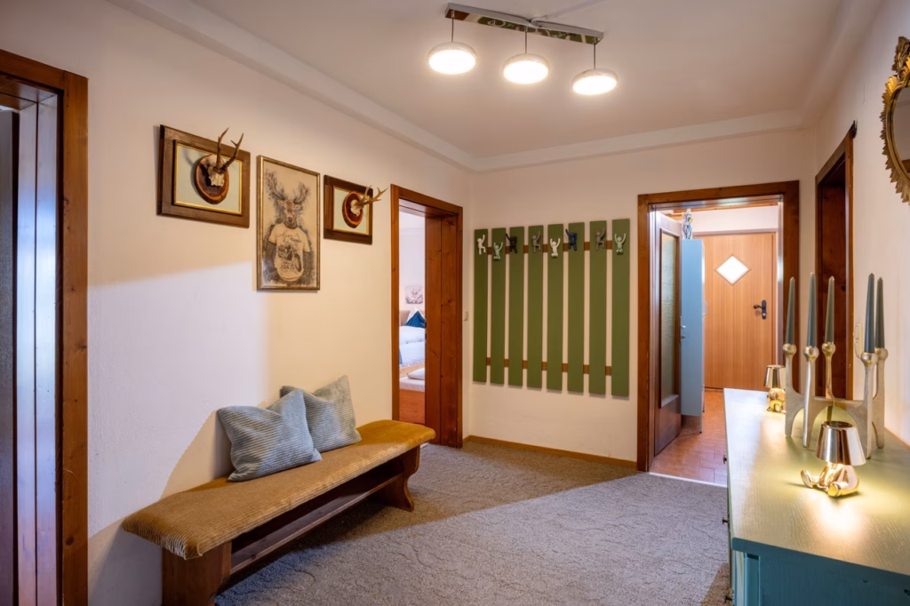 Groß (Emmas_Almchalet_Hochkrimml_39_Koenigsleiten_Dabernig_Appartement_EG_Vorraum_Garderobe)