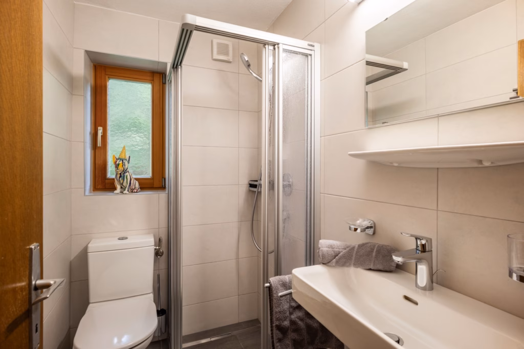 Groß (Emmas_Almchalet_Hochkrimml_39_Koenigsleiten_Dabernig_Appartement_OG_Badezimmer)