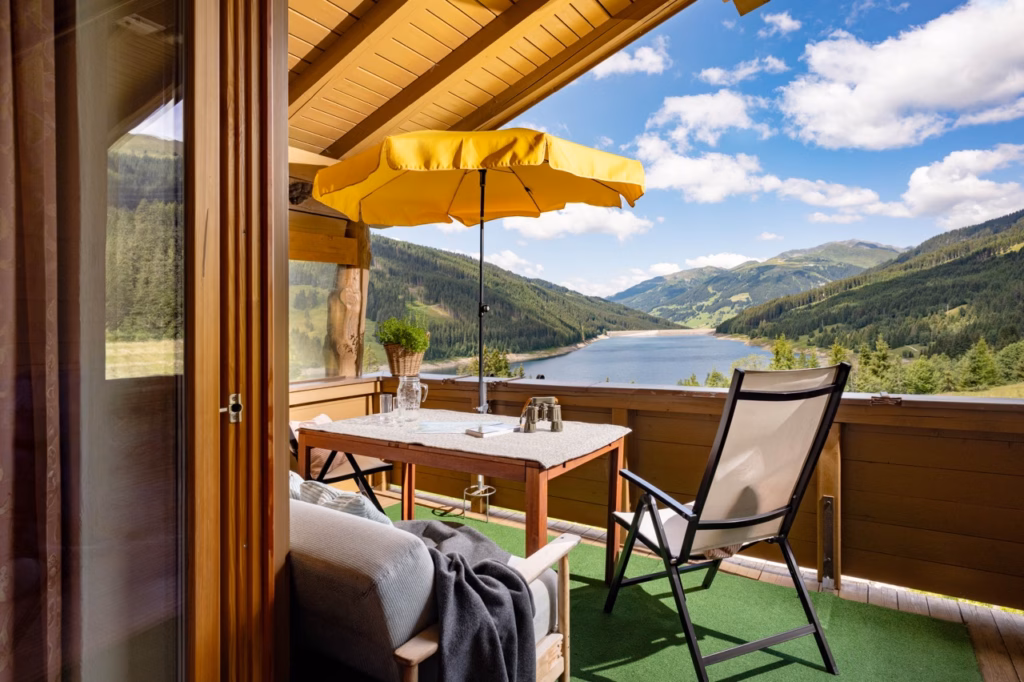 Groß (Emmas_Almchalet_Hochkrimml_39_Koenigsleiten_Dabernig_Appartement_OG_Balkon_Aussicht)