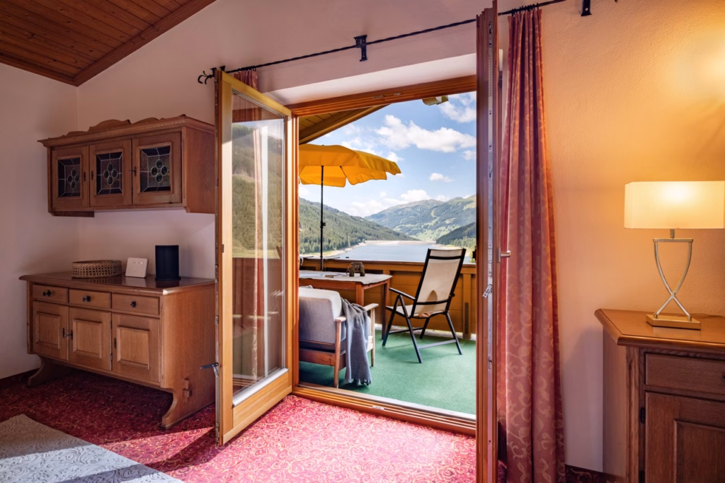 Groß (Emmas_Almchalet_Hochkrimml_39_Koenigsleiten_Dabernig_Appartement_OG_Balkon_Wohnraum)