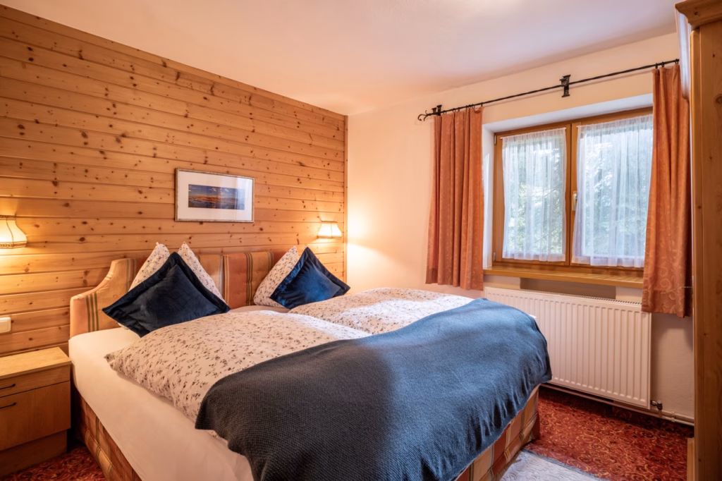 Groß (Emmas_Almchalet_Hochkrimml_39_Koenigsleiten_Dabernig_Appartement_OG_Schlafzimmer)