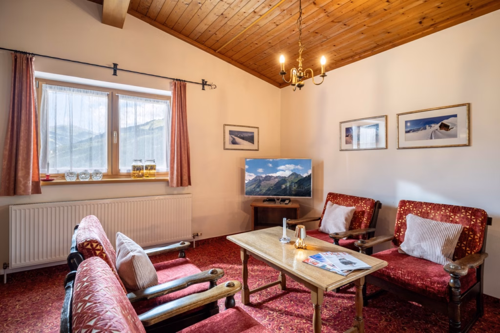 Groß (Emmas_Almchalet_Hochkrimml_39_Koenigsleiten_Dabernig_Appartement_OG_Wohnraum)