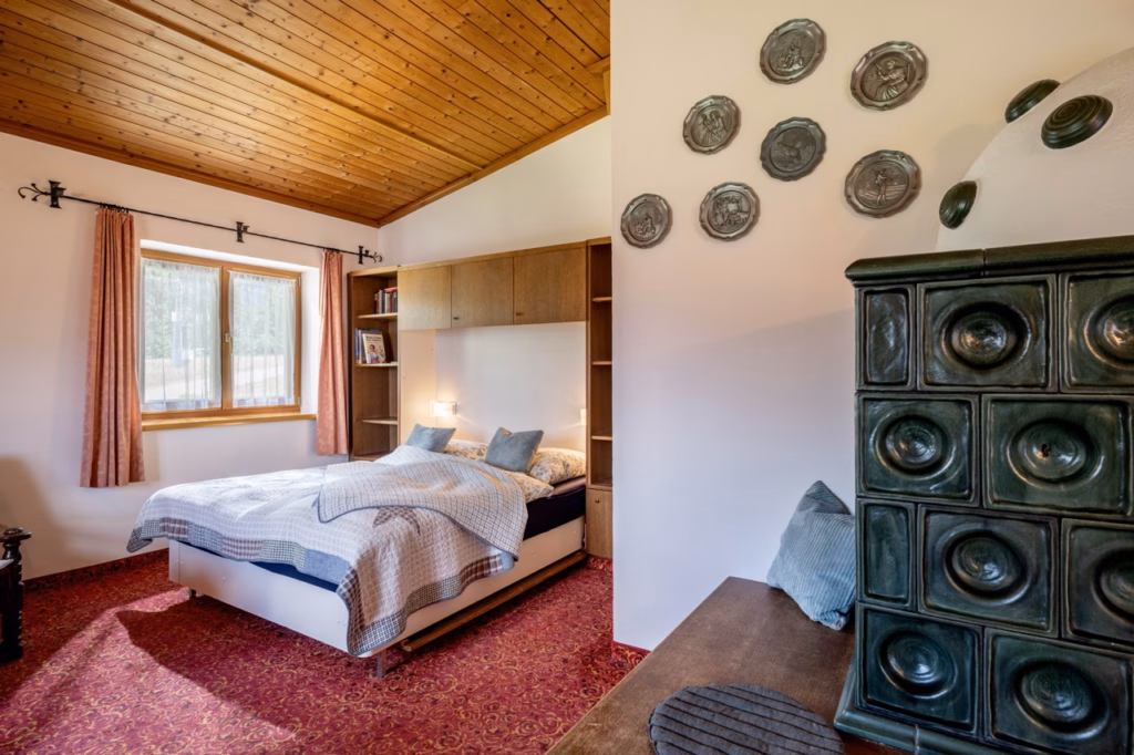 Groß (Emmas_Almchalet_Hochkrimml_39_Koenigsleiten_Dabernig_Appartement_OG_Wohnraum_Bett)