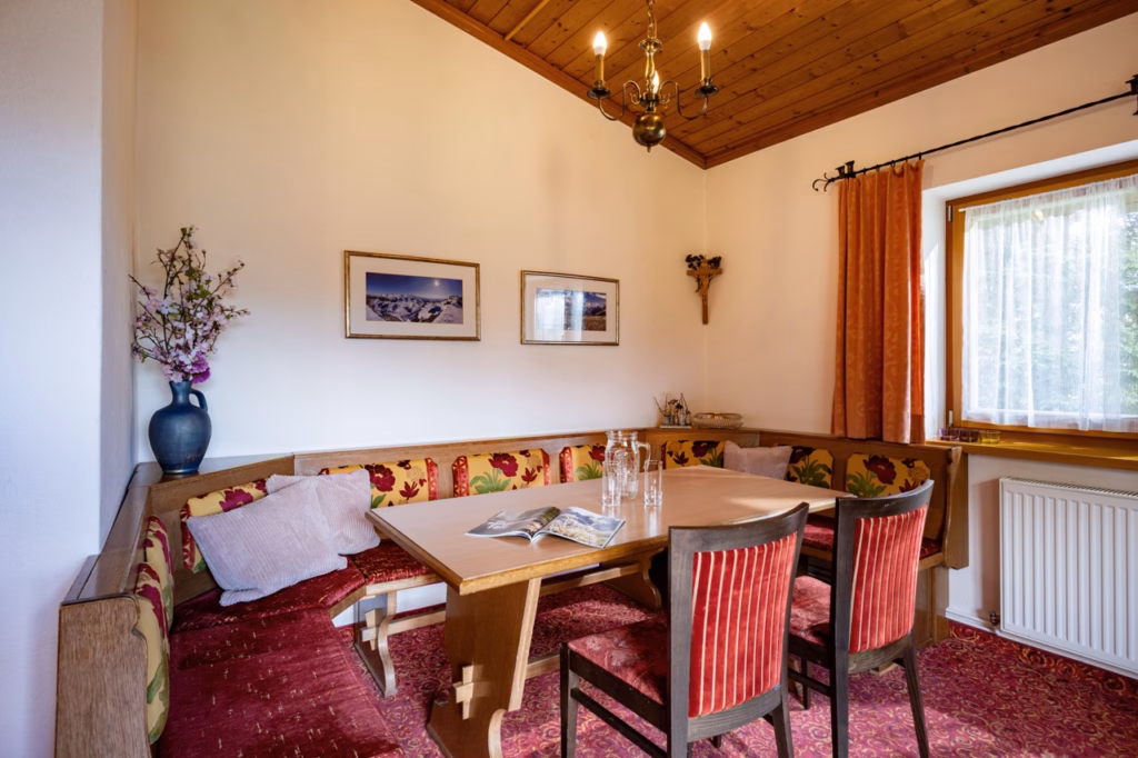 Groß (Emmas_Almchalet_Hochkrimml_39_Koenigsleiten_Dabernig_Appartement_OG_Wohnraum_Esstisch)